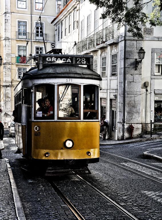 New Bright And Cozy Apartment In Graca Lisbon Luaran gambar
